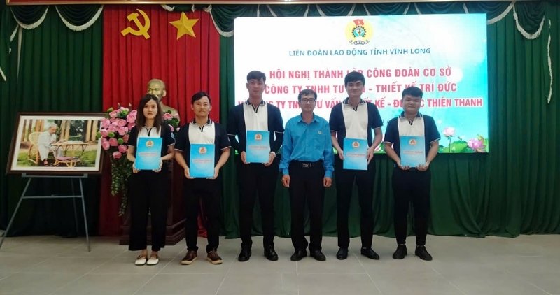 Tri Duc 컨설팅 - 디자인 유한 회사 노동조합 집행위원회 출범. 사진: Vinh Long 지방 노동 연맹.