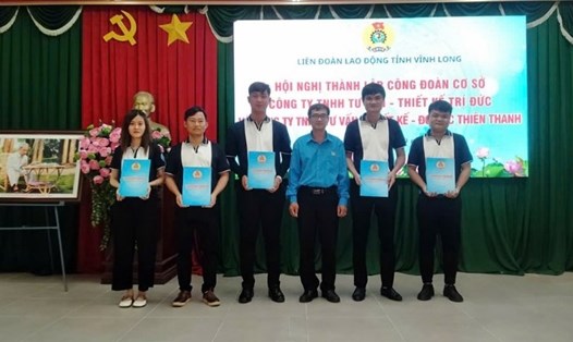 Ban Chấp hành Công đoàn Công ty TNHH Tư vấn – Thiết kế Trí Đức ra mắt. Ảnh: LĐLĐ tỉnh Vĩnh Long.