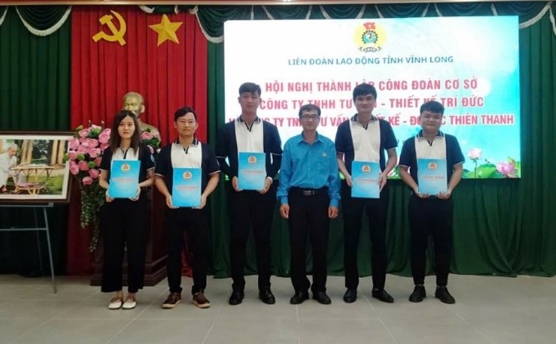 The Executive Board of the Trade Union of Tri Duc Consulting - Design Company Limited launched. Photo: Vinh Long Provincial Federation of Labor.