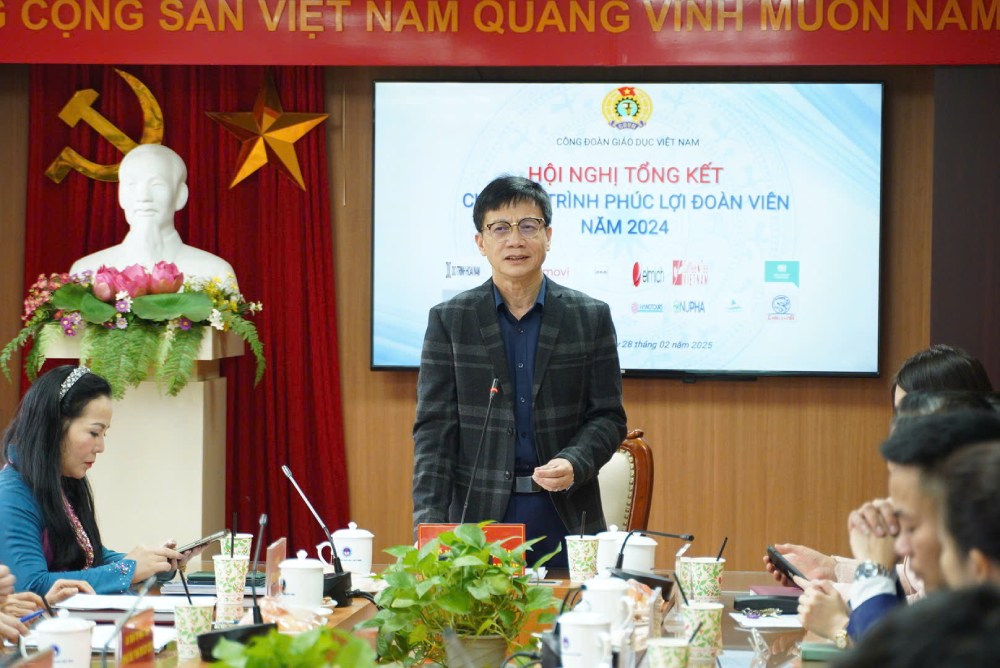 Au cours des 5 dernieres annees le mouvement de competition patriotique a ete largement mis en œuvre par le Syndicat de l'education du Vietnam de maniere efficace creant une motivation pour que les collectifs et les individus accomplissent avec succes les taches assignees. Photo : Quynh Chi