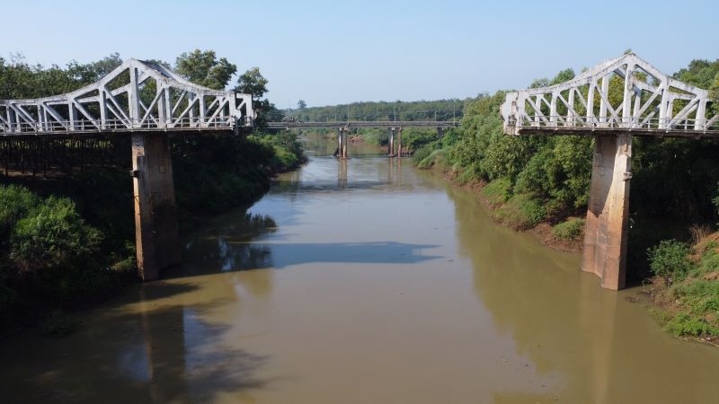 Công an đang truy tìm lai lịch nam thanh niên tử vong trôi nổi trên sông Bé đoạn qua cầu Gãy. Ảnh: Đình Trọng