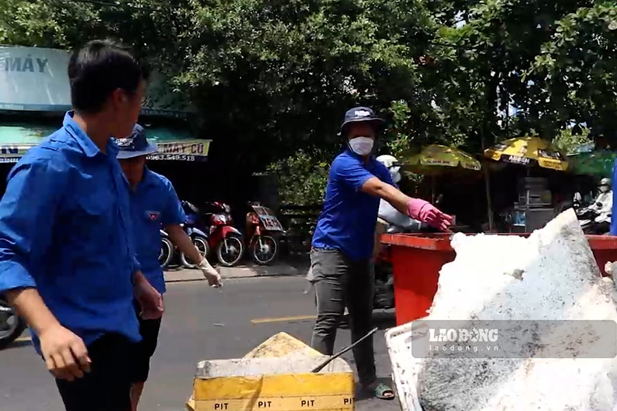 Young people accompany and spread the habit of living beautifully for a green environment