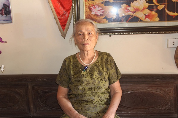 Ba Le Thi Nga trao doi voi phong vien ve qua trinh lam so do truoc do. Anh: Phong vien