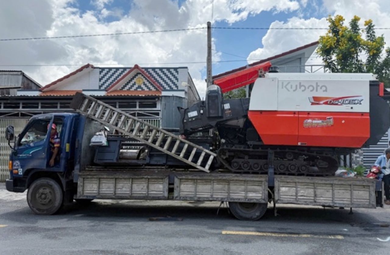 검사 당시 Dong Thap 경찰은 송장이나 서류가 없는 콤바인 수확기를 실은 자동차를 체포했습니다. 사진: Dong Thap 지방 경찰.