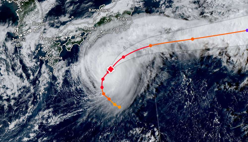 Bão Halong mạnh cực đại khi tiến sát đất liền, gió dữ dội 252 km/h