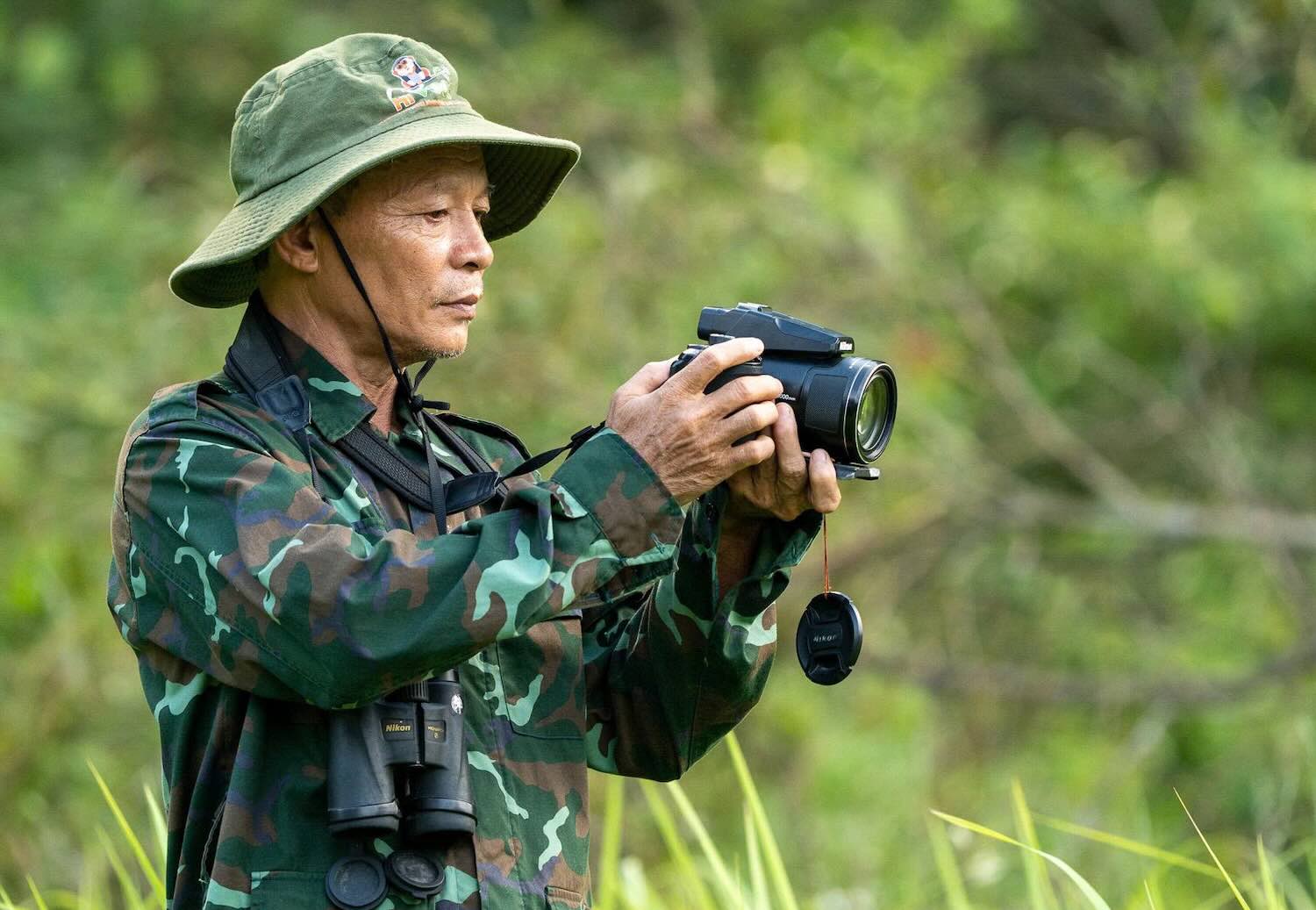 Ông Nguyễn Thanh Tú giữ bình yên cho đàn voọc giữa núi rừng Quảng Trị. Ảnh: Lê Trung Hiền