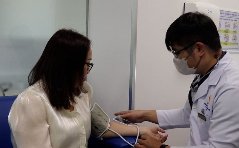 Warning of the risk of tetanus after flooding, people proactively get vaccinated. Photo: My Linh