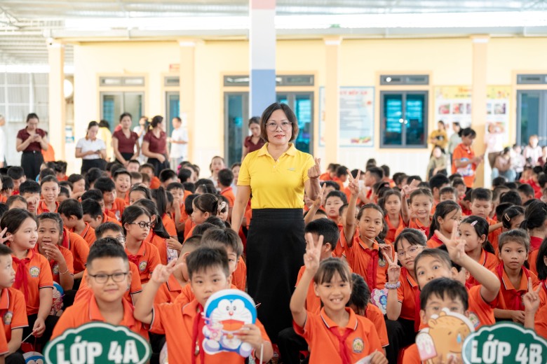 Cac em hoc sinh Truong Tieu hoc Luu Son hao huc voi chuong trinh “Trao mua chu - Gui mua trang”