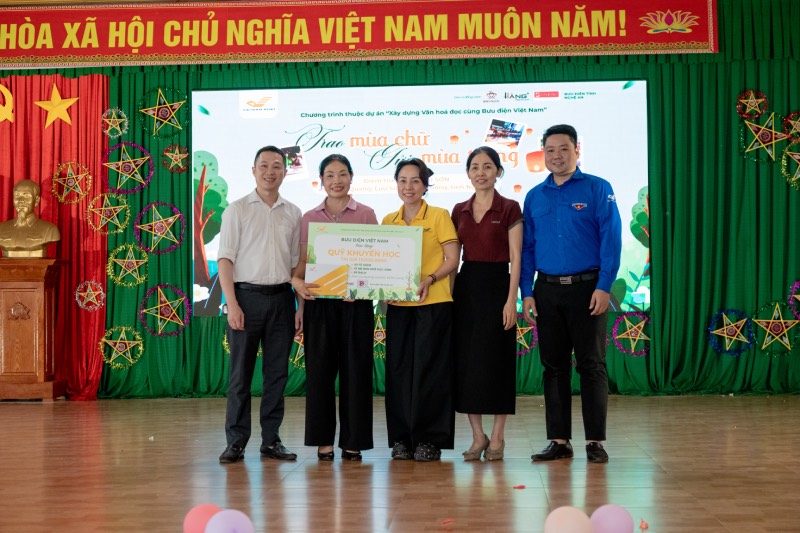 Dai dien Tong cong ty Buu dien Viet Nam trao Quy khuyen hoc cho Truong Tieu hoc Luu Son