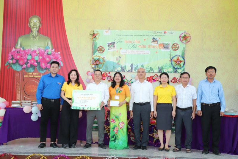 Dai dien Tong cong ty Buu dien Viet Nam trao Quy khuyen hoc cho THCS Cam Son 