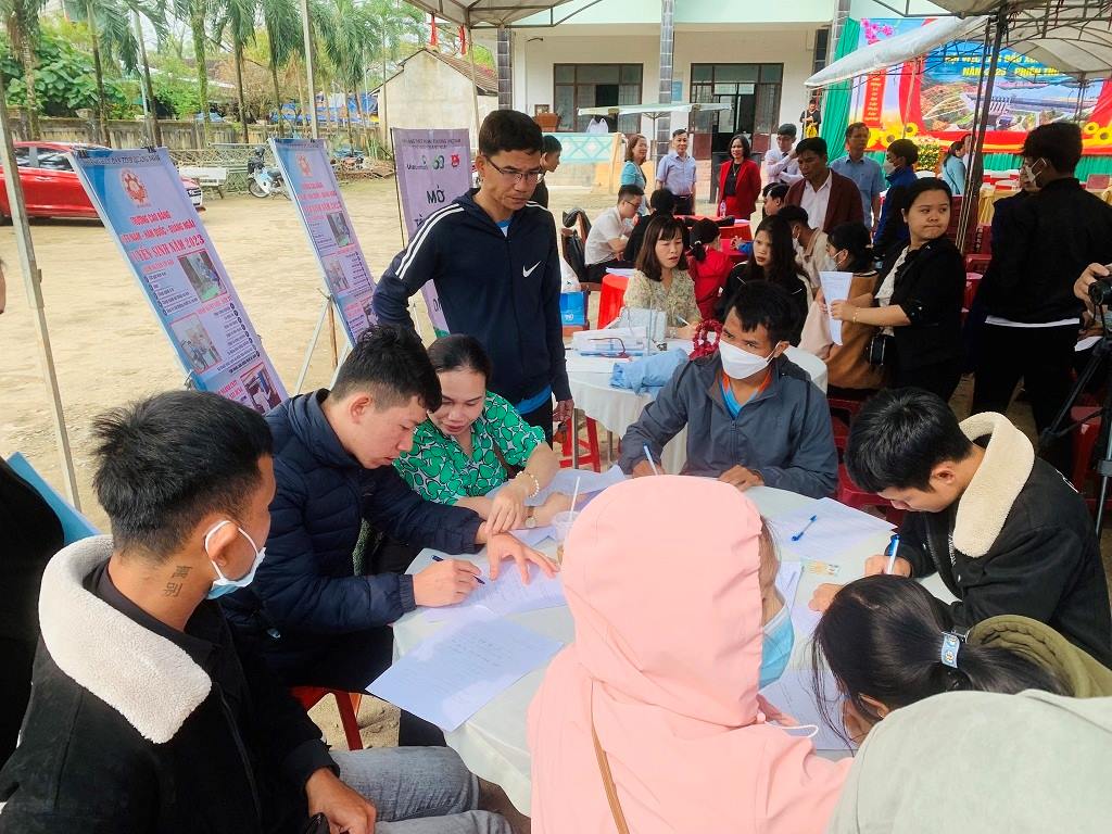 Quang Ngai tich cuc phoi hop voi cac doanh nghiep, don vi dao tao nghe phu hop mang tinh ket hop da chieu de giai quyet viec lam cho nguoi dan. Anh: Trung tam Dich vu viec lam tinh Quang Ngai.