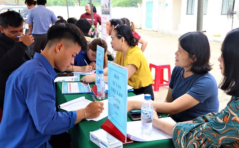 Workers learn about job information at the job fair organized by the Quang Ngai Provincial Employment Service Center. Photo: Quang Ngai Provincial Employment Service Center