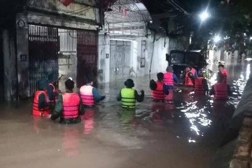 The water level of the Ca Lo River rose, more than 1,000 households in Soc Son were flooded. Photo: Trinh Duy