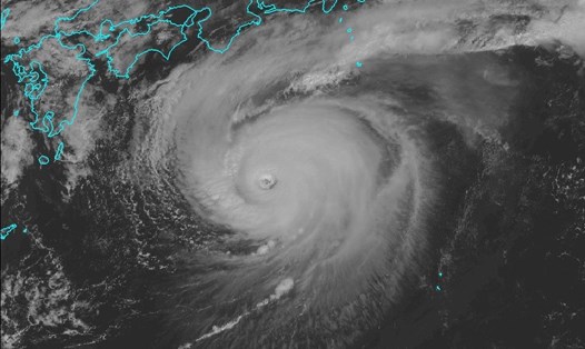 Tâm bão Hạ Long lúc 8h ngày 8.10.2025. Ảnh: Weathererds.org