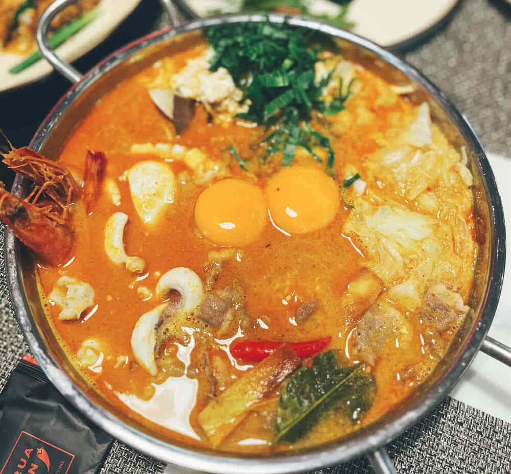 Le plat de nouilles aux fruits de mer epicees et epicees de style thaïlandais aidera la famille a vivre des experiences interessantes lors de la degustation. Photo : Mai Chau