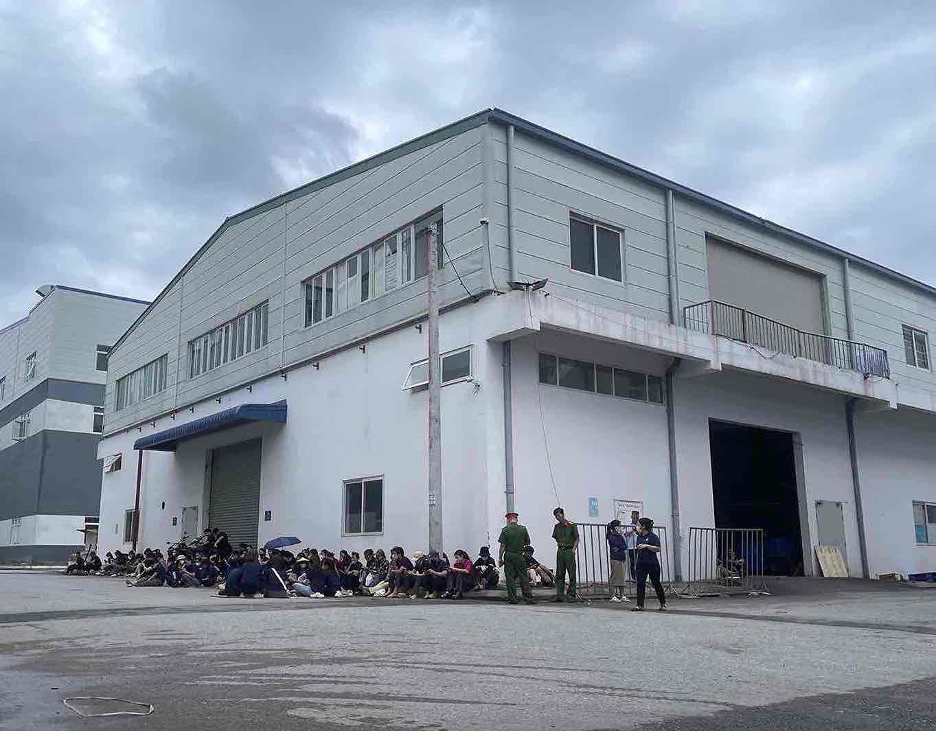 Les ouvriers de Hai Phong suspendent collectivement protestent contre les pauses alternees sans preavis le matin du 7 octobre. Photo : Mai Huong
