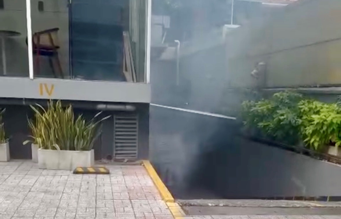 Hien truong vu chay duoi ham giu xe cua toa nha tren duong Dien Bien Phu. Anh: Minh Tam