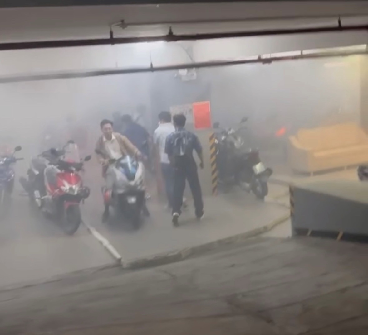 Duoi khu vuc ham giu xe, khoi van lan ra, nguoi dan voi di chuyen phuong tien ra ngoai. Anh: Minh Tam