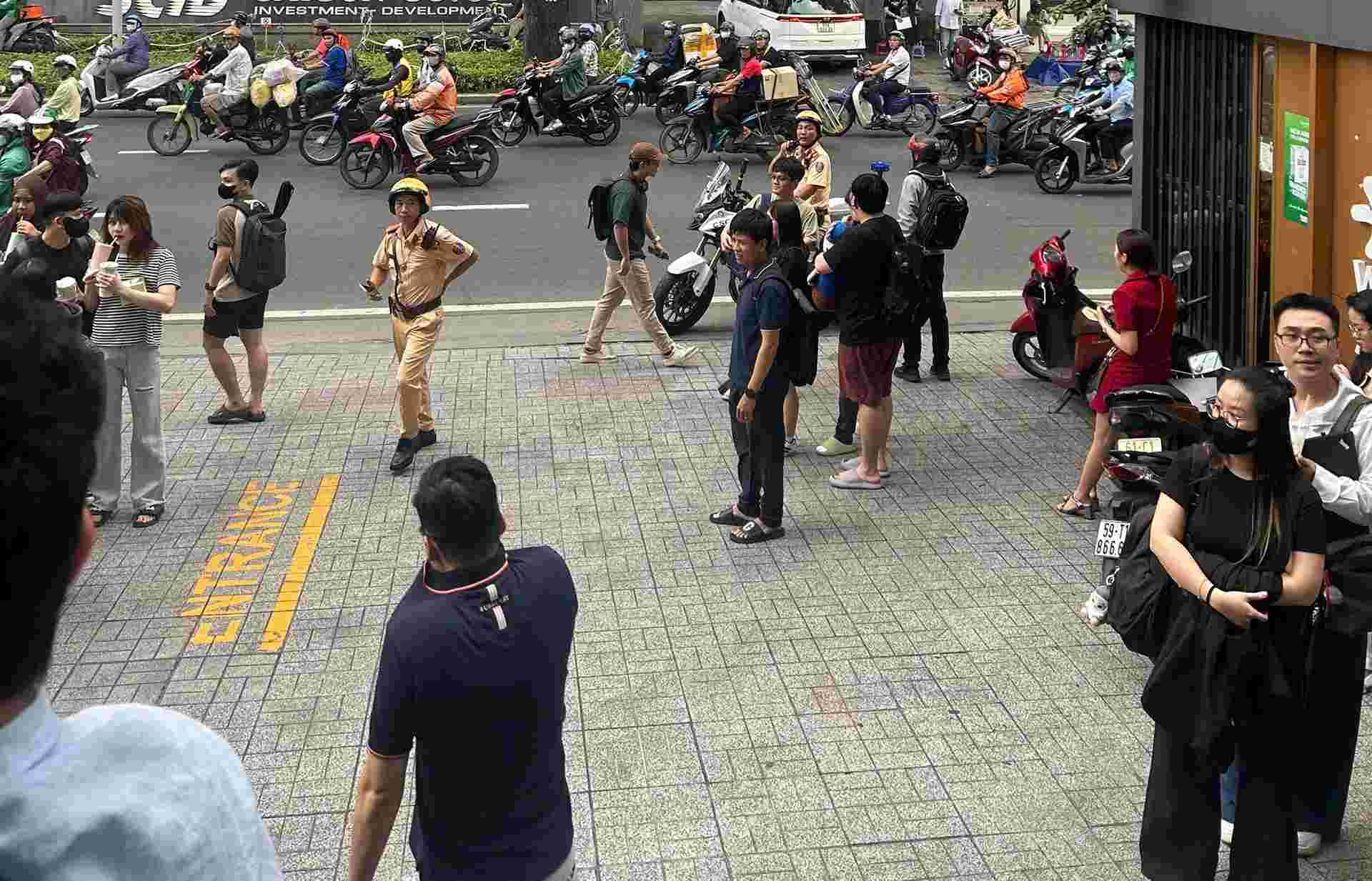 Khu vuc chay thuoc toa nha cho thue van phong, co nhieu nguoi dang lam viec. Anh: Minh Tam