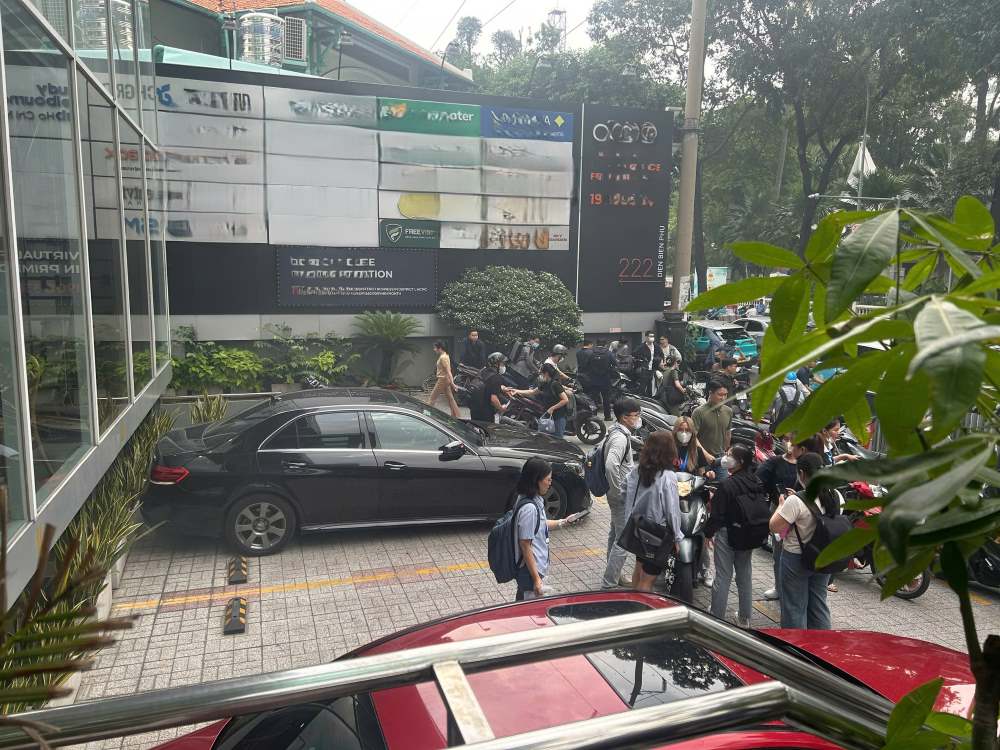 Nguoi dan voi chay ra ben ngoai. Anh: Minh Tam