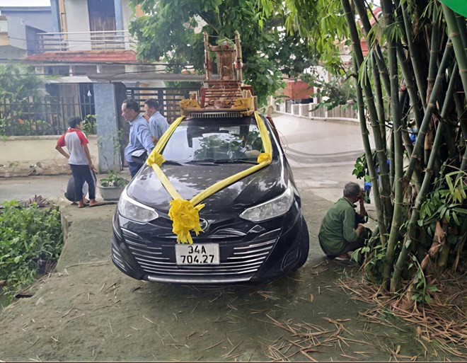 Ô tô lao vào đoàn đưa tang khiến cụ bà ở Hải Phòng tử vong