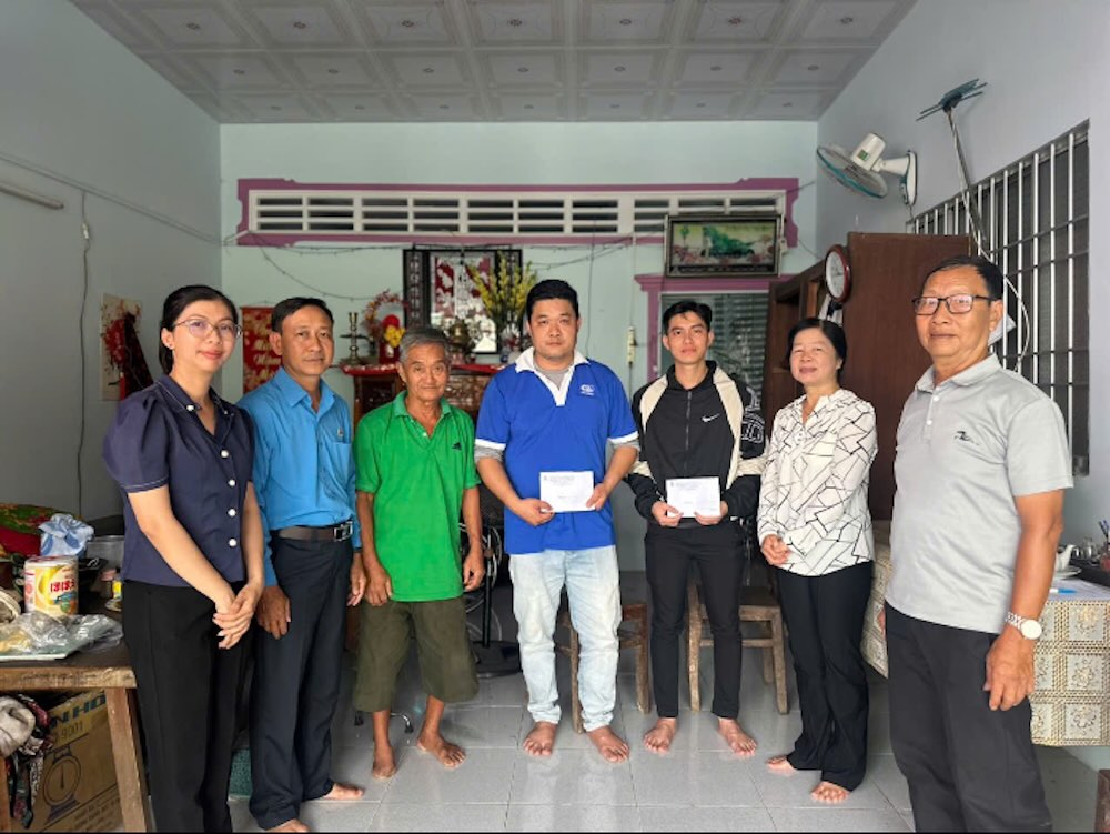 Ba Huynh Thi Tuyet Vui – Chu tich LDLD tinh Dong Thap (thu hai tu phai sang) trao qua ho tro cho doan vien bi anh huong do sat lo dat. Anh: Luu Hung. 