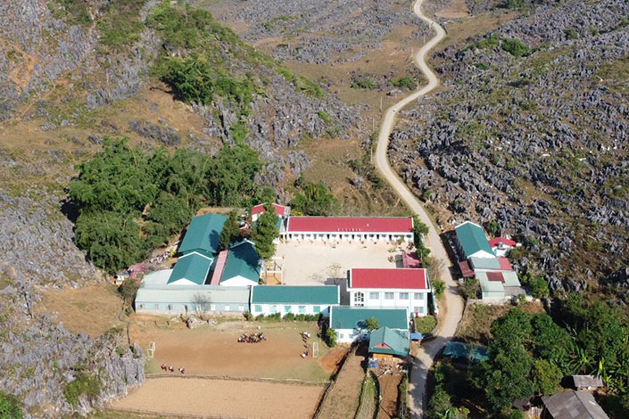 민족 기숙 중등학교 디엔비엔성 싱핀비사 따핀비 중학교. 사진: 꽝 닷