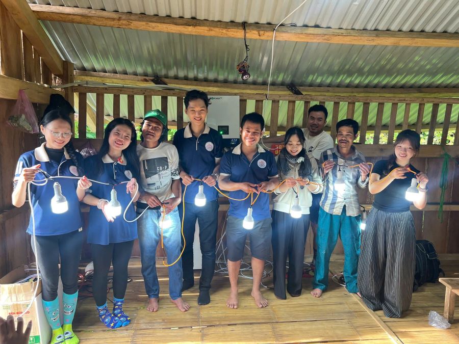 Members of Tu Tam An Club (Da Nang City) turned on the first switch after installing the power station at Noc Ong Thai. Photo: Dieu Thuong