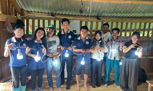 Các thành viên câu lạc bộ Từ Tâm An (TP Đà Nẵng) bật công tắc đầu tiên sau khi lắp trạm điện tại Nóc Ông Thái. Ảnh: Diệu Thương