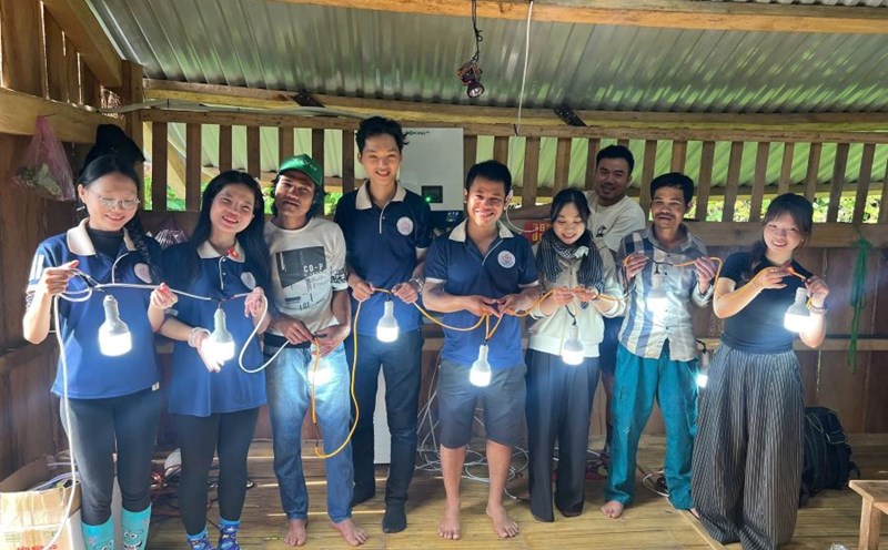 Members of Tu Tam An Club (Da Nang City) turned on the first switch after installing the power station at Noc Ong Thai. Photo: Dieu Thuong