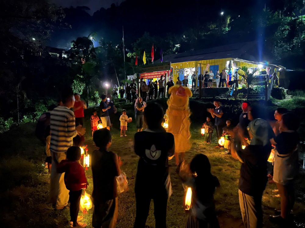 Dem Trung Thu ben anh den dien cua cac be tai Noc Ong Thai. Anh: Dieu Thuong