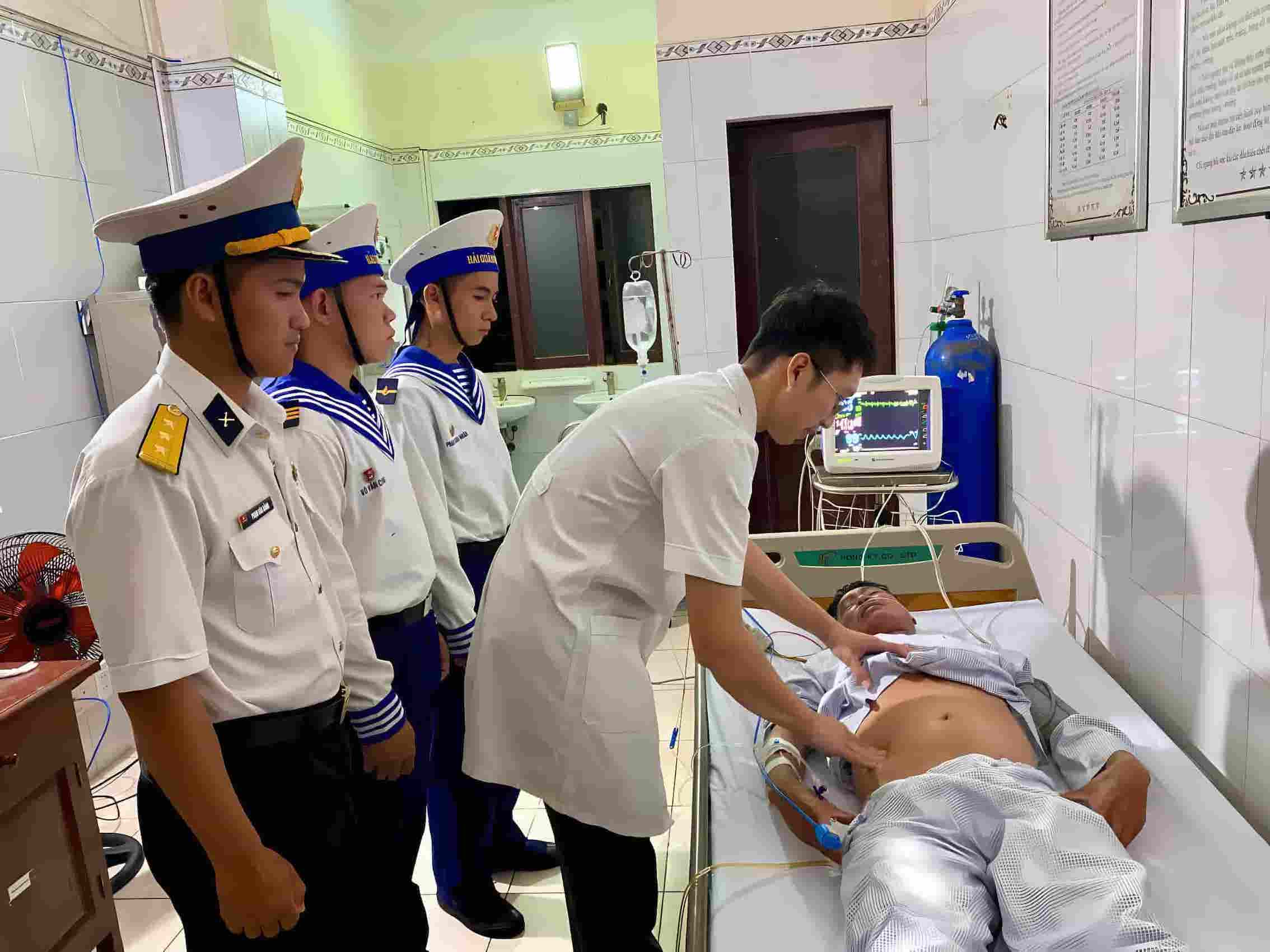 Navy Region 4 hands over to the mainland fishermen from Gia Lai province who are in distress at sea. Photo: Minh Chau