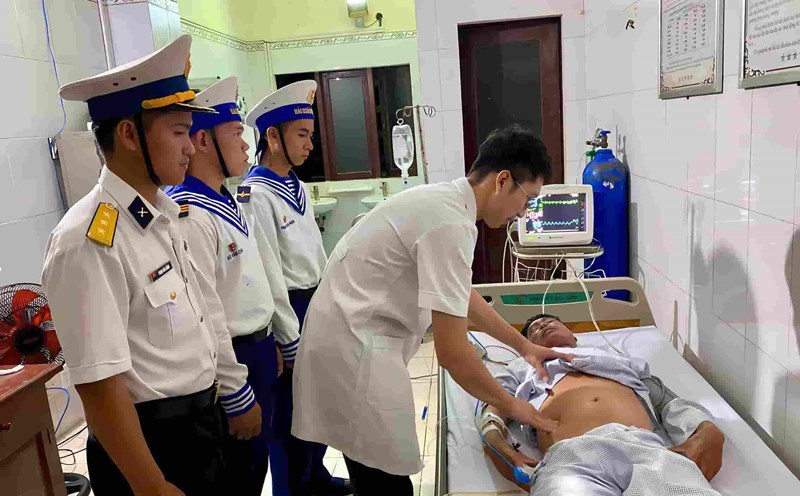 Navy Region 4 hands over to the mainland fishermen from Gia Lai province who are in distress at sea. Photo: Minh Chau