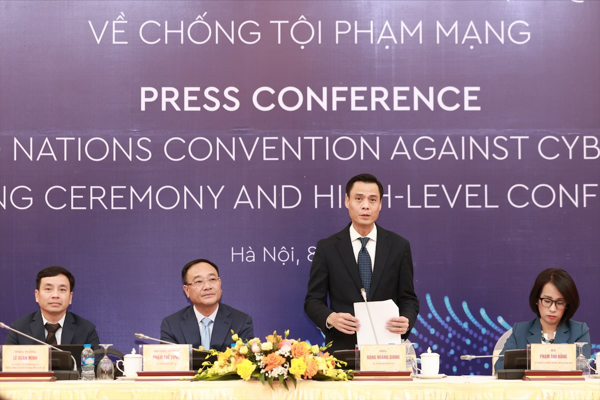 Mr. Dang Hoang Giang - Deputy Minister of Foreign Affairs spoke at the press conference about the signing of the Hanoi Convention on the afternoon of October 8. Photo: Hai Nguyen