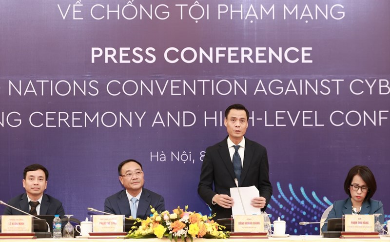 Mr. Dang Hoang Giang - Deputy Minister of Foreign Affairs spoke at the press conference about the signing of the Hanoi Convention on the afternoon of October 8. Photo: Hai Nguyen