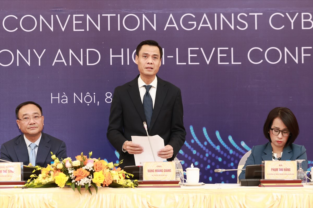 Thu truong Dang Hoang Giang (giua) cho hay, Tong Thu ky Lien Hop Quoc Antonio Guterres het suc coi trong su kien nay. Anh: Hai Nguyen 