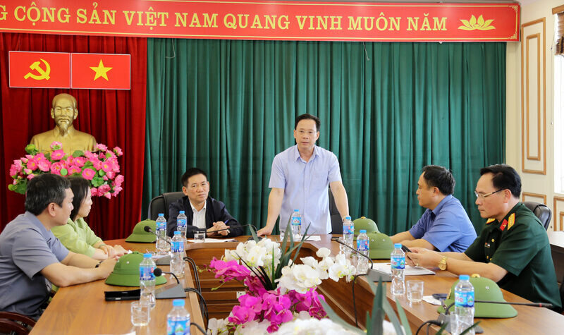 Bi thu Tinh uy Lang Son bao cao tinh hinh mua lu tren dia ban. Anh: Tri Dung