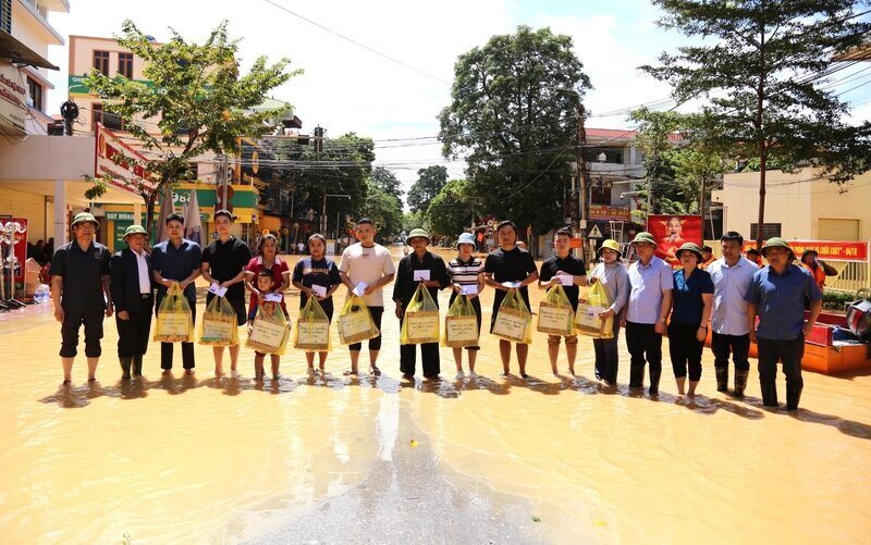 Pho Thu tuong Chinh phu cung lanh dao tinh tang qua nguoi dan bi anh huong ngap lut tren dia ban xa Huu Lung. Anh: Tri Dung