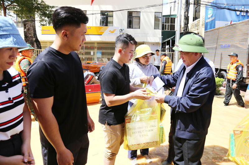 Deputy Prime Minister Ho Duc Phoc visited and presented gifts to people in flooded areas. Photo: Tri Dung