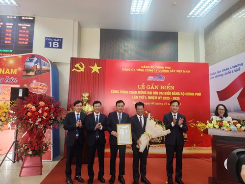 「赤いホウオウボク」の列車には、第14回党大会を歓迎するための工事標識が貼られていた。写真: ミン・ハン