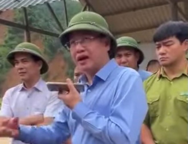 Ong Mai Xuan Liem - Pho Chu tich UBND tinh Thanh Hoa goi dien chi dao ong Tran Duy Binh - Giam doc So KHCN dieu chuyen dien thoai ve tinh len cac xa mien nui. Anh: Tran Lam