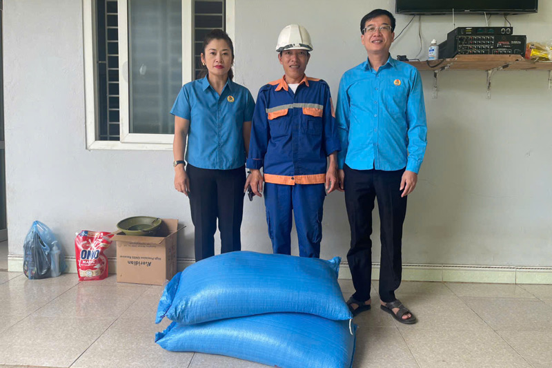 Trao ho tro cho cong nhan Nha may thuy dien Yen Bai. Anh: Vuong Anh