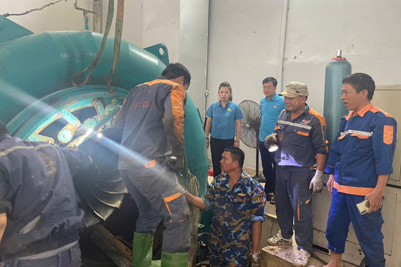 Cong doan phuong Nghia Lo da den hien truong, tham hoi, dong vien cong nhan. Anh: Vuong Anh