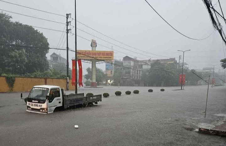 Prolonged heavy rain caused many streets in Thai Nguyen to be flooded. Photo: To Cong