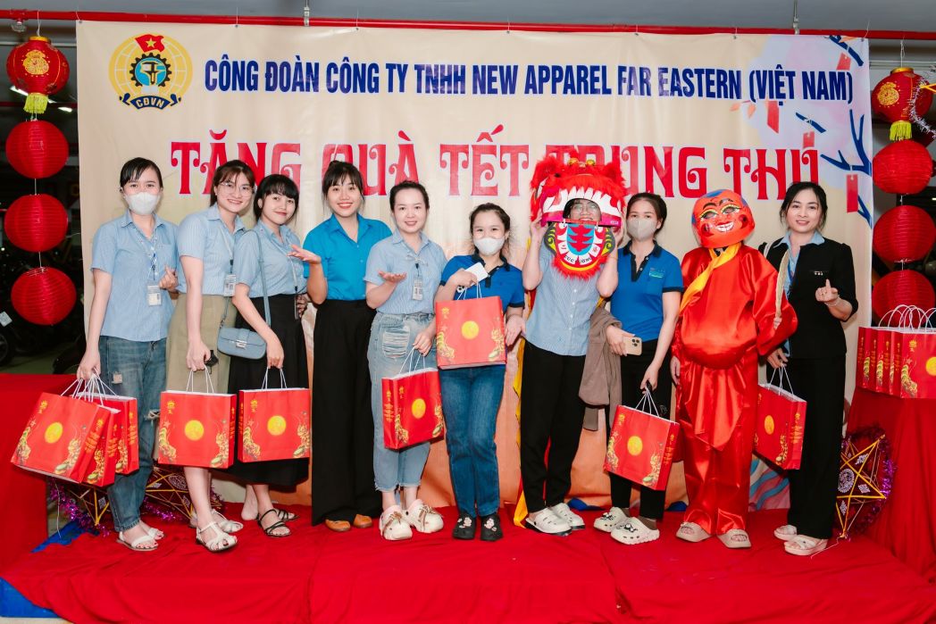 Les syndicats de base s'interessent toujours aux cadeaux pour les fetes du Tet et les anniversaires des membres du syndicat. Photo fournie par CDCS