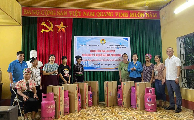 Nghia Lo Ward Trade Union presented 7 new sets of gas stoves to poor households in the area. Photo: Vuong Anh