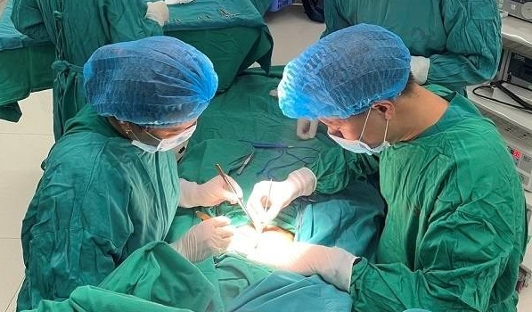 흥옌성 인민위원회 건강 관리 효율성 향상 방안 논의. 사진: 흥옌 산부인과 병원