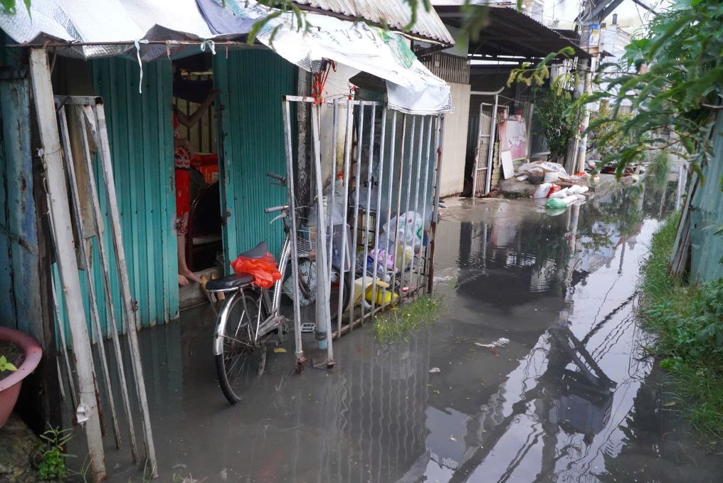 High tide, causing flooding. Photo: Nguyen Chan