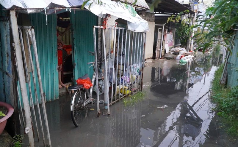 High tide, causing flooding. Photo: Nguyen Chan