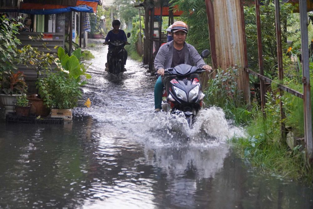 Viec di lai cua nguoi dan qua duong nay cung gap nhieu kho khan. Anh: Nguyen Chan